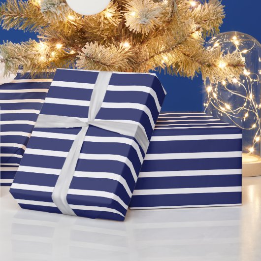 Moderne marineblau-weiße Streifen elegant chic Geschenkpapier (Feiertage)