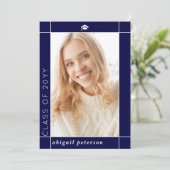 Moderne marineblaue Klasse 2025 Abschluss Foto Ankündigung (Stehend Vorderseite)