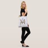 Moderne Marmor Gold Mädchenhaft Skript Monogramm Tasche (Am Model)