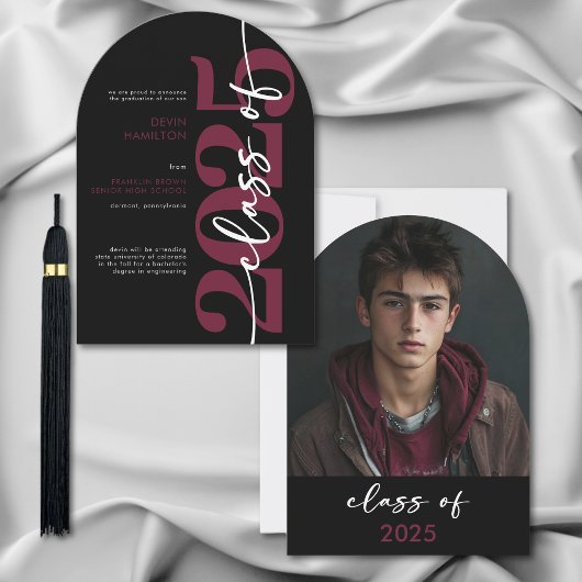 Moderne Maroon Typografy Arch Grad Ankündigung