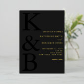 Moderne Matte Black Monogram Minimalistisch Weddin Folieneinladung (Stehend vorne)
