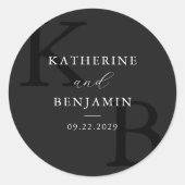 Moderne Matte Black Monogram Minimalistisch Weddin Runder Aufkleber (Vorderseite)