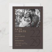 Moderne matte braune minimalistische Foto-Hochzeit Save The Date (Vorderseite)