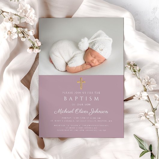 Moderne mauve Religious Cross Foto Taufe Einladung