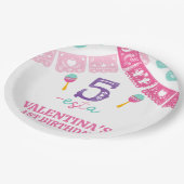 Moderne mehrfarbige Girls Fiesta 5. Geburtstag Pappteller (Schrägansicht)