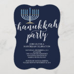 Moderne Menorah Chanukka Feier-Einladung Einladung<br><div class="desc">Gründen Sie Ihr Feiertags-Party weg vom Recht mit unserer eleganten blauen Menorah Chanukka Feier-Party Einladung, die ein hellblaues menorah Set auf einem Marineblauhintergrund mit moderner Typografie kennzeichnet. Vergewissern Sie sich, dass alle Ihre Freunde und Familienmitglieder dort sind, mit Ihnen zu feiern diese Ferienzeit! Chanukka ist eine Lieblingszeit des Jahres für...</div>