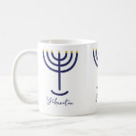 Moderne Menorah Navy Gold Custom genannt Kaffeetasse<br><div class="desc">Passen Sie Ihren Namen auf eine Menorah-Tasse an. Navy blauen Menorah mit goldenen Imitaten Folie Kerzen Spitzen. Name ist in Skript-Schriftart in marineblau geschrieben. Die Menorah und der Name werden in drei Positionen um die Tasse gedruckt. Klicken Sie zum Anpassen auf "Diese Vorlage personalisieren".</div>