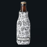 Moderne menschliche Anatomie Bio Science Skizze ma Flaschenkühler<br><div class="desc">Fügen Sie Ihren eigenen Namen oder Ihren eigenen Text für einen wirklich personalisierten Akzent hinzu! Moderne Skizzenzeichnungen der menschlichen Anatomie in einem vollkommen eigenartigen Muster. Von Hand gezeichnet Herzen, Schädel, Lungen, Bänder, Augapfel, Zähne, Darm, Magen, Nieren und vieles mehr. Dieses einzigartige Design ist eine perfekte Geschenkidee für Ärzte, Krankenschwestern, Medizinstudenten,...</div>