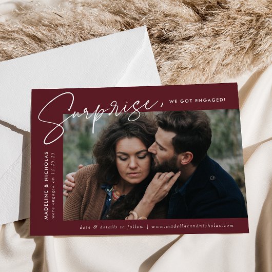 Moderne Merlot-Überraschung Foto-Verlobung Ankündigung