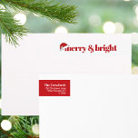 Moderne Merry & Bright Red Christmas Rücksendeadre<br><div class="desc">Einfache, stilvolle "Merry & Bright" tiefrote Umhüllung in weißer, moderner minimalistischer Typografie. Ihr Name und Ihre Adresse können leicht personalisiert werden, indem Sie einfach auf den "Personalisieren"-Button klicken, um dieses Design mit Ihren Details anzupassen. Classic - 1" x 7, 25" Blatt mit 24 selbstklebenden Etiketten Abmessungen: 7, 25"l x 1"w...</div>
