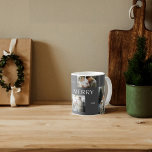 Moderne Merry Typografie Einfach 5 Foto Kaffeetasse<br><div class="desc">Die moderne Merry Typografie Einfache 5 Foto Kaffeemaschine Tasse - der perfekte Weg, um dieses Weihnachtsfest zu einem besonderen Erlebnis zu machen! Zeigen Sie Ihren Familiennamen mit einem einzigartigen, personalisierten Design, das vier Ihrer Lieblings-Fotos mit "Merry" in moderner Typografie vor einem stylischen grauen Hintergrund verziert. Diese Tasse ist der perfekte...</div>