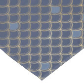Moderne Metallic Gold Navy Blue Mermaid Scales Tischdecke (Schrägansicht)