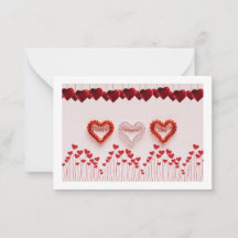 Moderne metallische Federherzen zum Valentinstag 