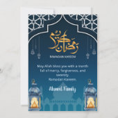 Moderne Midnight Blue & Gold Laterne Iftar Einladung (Rückseite)