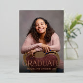 Moderne Minimal Abschluss Foto Rose Gold Folieneinladung (Stehend vorne)