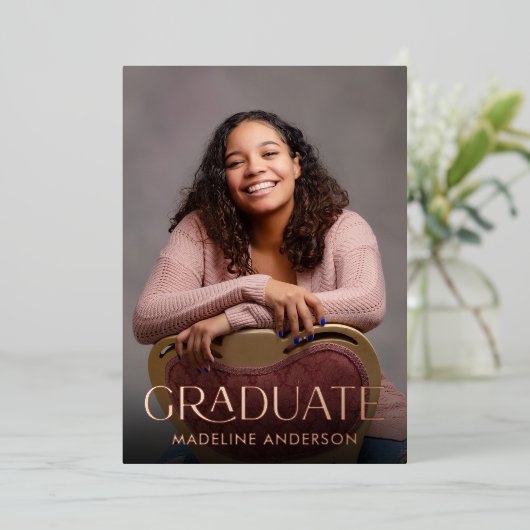 Moderne Minimal Abschluss Foto Rose Gold Folieneinladung (Stehend vorne)