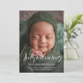 Moderne Minimal Baby Foto Geburtsankündigung Ankündigung (Stehend Vorderseite)