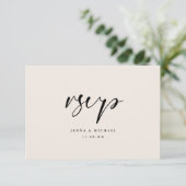 Moderne Minimal-Beige-Script-Hochzeit RSVP Karte (Stehend Vorderseite)