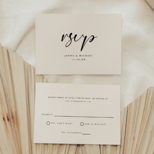 Moderne Minimal-Beige-Script-Hochzeit RSVP Karte