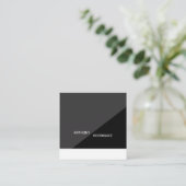Moderne Minimal Black Square Business Card Quadratische Visitenkarte (Stehend Vorderseite)