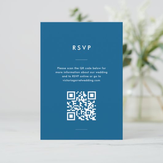 Moderne Minimal Blue Script Wedding RSVP Karte (Stehend Vorderseite)