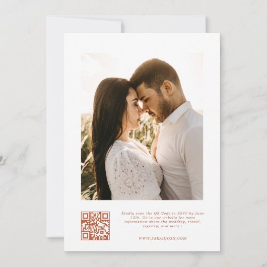 Moderne Minimal Boho Burnt Orange QR Code Hochzeit Einladung (Rückseite)