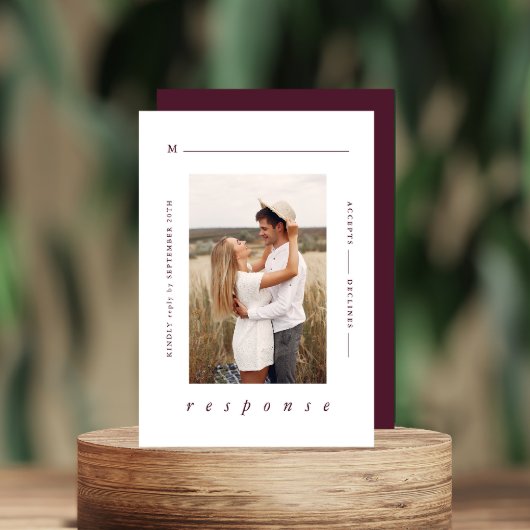 Moderne Minimal Burgundy Foto Wedding RSVP Karte