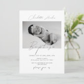 Moderne Minimal Calligraphy Baby Foto Taufe Einladung (Stehend Vorderseite)