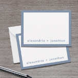 Moderne Minimal Couple's Vielen Dank Hinweis Dusty Mitteilungskarte<br><div class="desc">Dank dieses modernen und minimalen Ehepaares, das die Namen des Ehepaares in einem wunderschönen, staubblauen Sans serif-Schriftart darstellt, können Sie sich bei uns bedanken. Das Design ist gerahmt in einer aufeinander abgestimmten, staubblauen Farbe und schafft ein elegantes und raffiniertes Aussehen. Die Karte ist zweiseitig, auf beiden Seiten gleich gestaltet, sodass...</div>