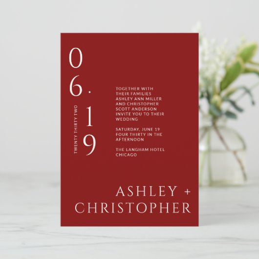 Moderne Minimal Crimson Red Split Date Wedding Einladung (Stehend Vorderseite)