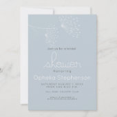 Moderne Minimal Doodle Blume Dusty Blau und Weiß Einladung (Vorderseite)