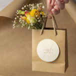 Moderne Minimal elegante Script Monogram Wedding Runder Aufkleber<br><div class="desc">Moderne Minimal Elegant Script Monogram Wedding Classic Round Sticker Fügen Sie eine Touch Eleganz zu Ihrer Hochzeit mit diesen modernen, minimalistischen und eleganten Script Monogram Klassik Rundaufklebern hinzu. Diese Aufkleber sind in klassischen Kupfer- und Brautkrautfarben gefertigt und eignen sich hervorragend zum Abdichten von Einladungen, Gefälligkeitstaschen oder zum Hinzufügen einer personalisierten...</div>