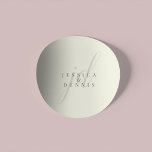 Moderne Minimal elegante Script Monogram Wedding Runder Aufkleber<br><div class="desc">Moderne Minimal Elegant Script Monogram Wedding Classic Round Sticker Fügen Sie eine Touch Eleganz zu Ihrer Hochzeit mit diesen modernen, minimalistischen und eleganten Script Monogram Klassik Rundaufklebern hinzu. Diese Aufkleber sind in klassischen Elfenbein- und Sturmstaubfarben gefertigt und eignen sich hervorragend zum Abdichten von Einladungen, Gefälligkeitssäcken oder zum Hinzufügen einer personalisierten...</div>