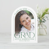 Moderne Minimal Foto Arch Green Graduation Party Einladung (Stehend Vorderseite)