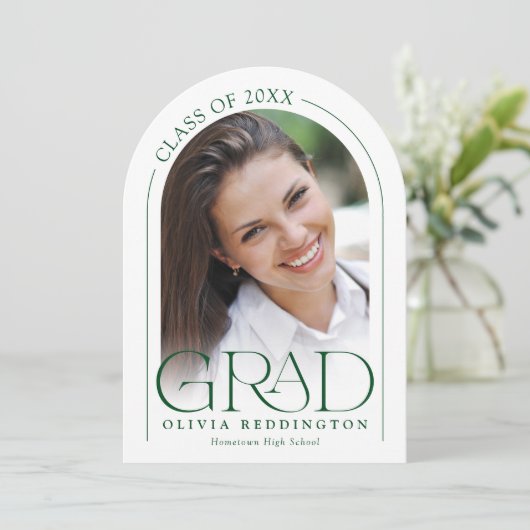 Moderne Minimal Foto Arch Green Graduation Party Einladung (Stehend Vorderseite)