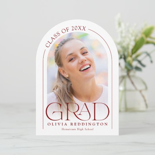 Moderne Minimal Foto Arch Red Graduation Party Einladung (Stehend Vorderseite)