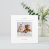 Moderne Minimal Foto Baby Boy Geburtsankündigung (Stehend Vorderseite)