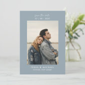 Moderne Minimal Foto Dusty Blue Wedding Save The Date (Stehend Vorderseite)