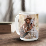 Moderne Minimal Full Foto Monogram Pet Print Kaffeetasse<br><div class="desc">Genießen Sie diese besonderen Momente und Erinnerungen mit unserer stilvollen Foto Kaffee-Tasse. Das Design ist mit einem Foto ausgestattet,  das die Kaffeemaschine rund um die Tasse umwickelt. Fügen Sie Ihr Monogramm in ein weißes Pfotendesign und Ihren Haustiernamen ein.</div>