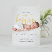 Moderne Minimal Gold Calligraphy Baby Foto Taufe Folieneinladung (Stehend vorne)
