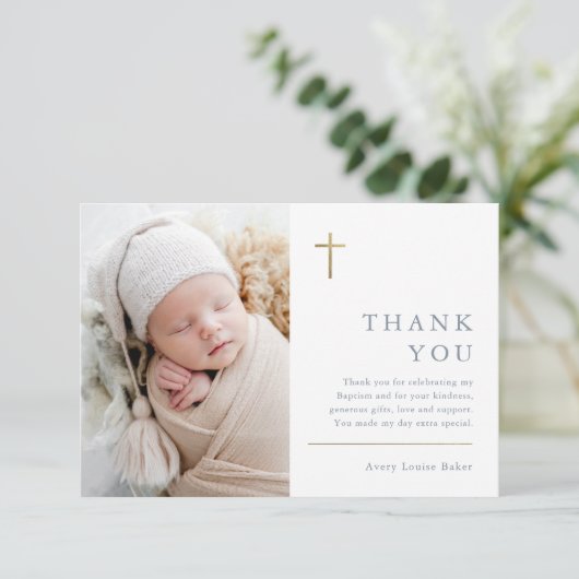 Moderne Minimal Gold Cross Foto Taufe Dankeskarte (Stehend Vorderseite)