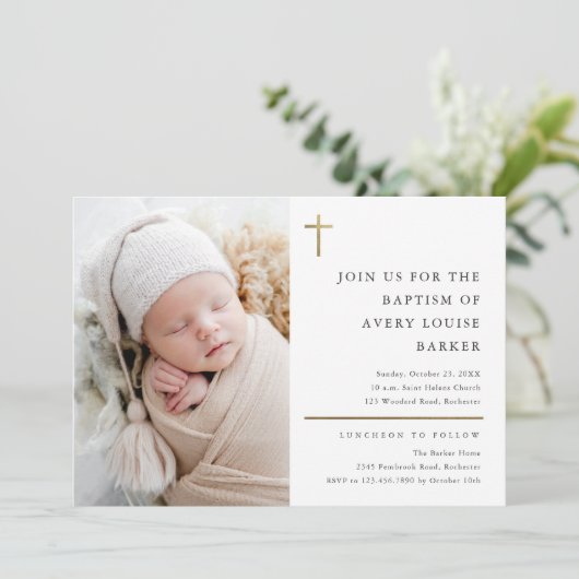 Moderne Minimal Gold Cross Foto Taufe Einladung (Stehend Vorderseite)
