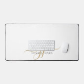 Moderne Minimal Gold White Script Monogram Desk Ma Schreibtischunterlage (Tastatur & Maus)