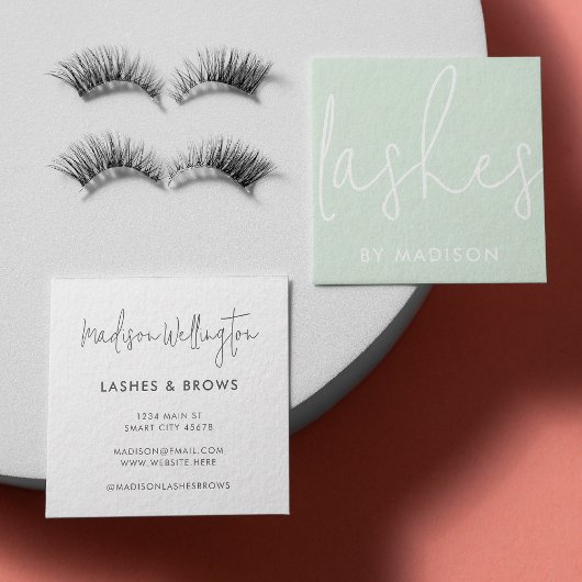 Moderne Minimal Mint Green Script Lashes Quadratische Visitenkarte