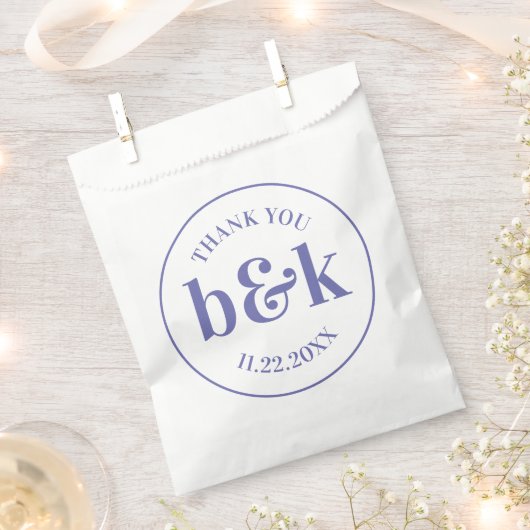 Moderne Minimal Monogram Initials LILA Wedding Geschenktütchen (Ausgeschnitten)