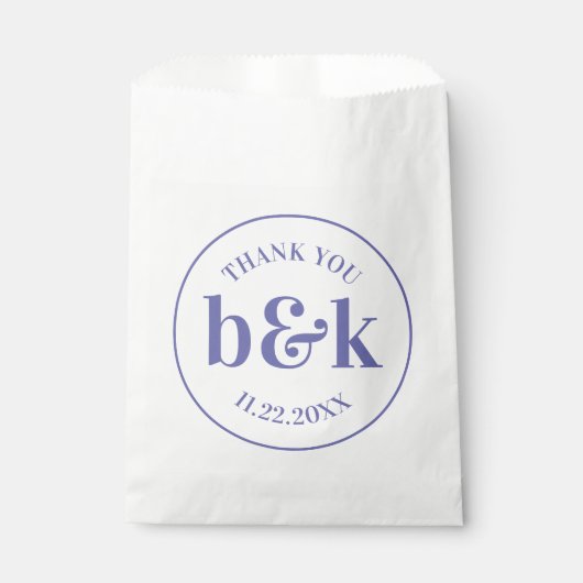 Moderne Minimal Monogram Initials LILA Wedding Geschenktütchen (Vorderseite)