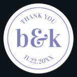 Moderne Minimal Monogram Initials LILA Wedding Runder Aufkleber<br><div class="desc">Modernes,  minimalistisches Hochzeitsdesign mit großen,  fetten Buchstaben in orangefarbenem lila (Farbe,  Schriftart,  Text,  Größe kann geändert werden). Vielen Dank mit Datum und Braut und Bräutigam Monogramm (Initialen). Perfekt für das junge Paar; Herbst/Herbst Hochzeit.</div>