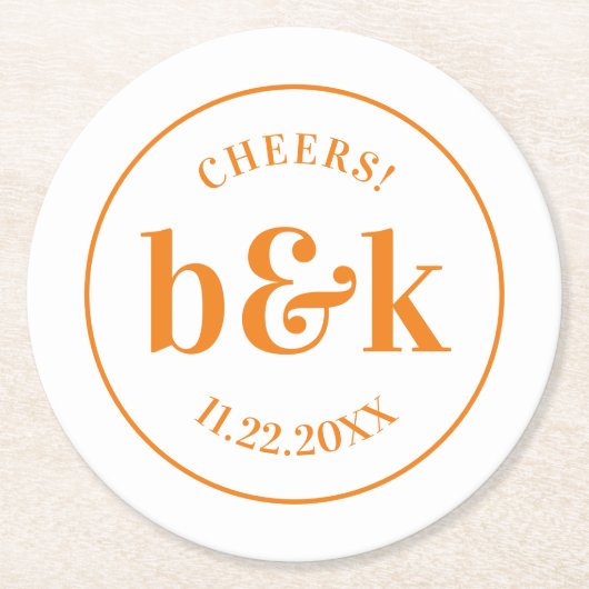 Moderne Minimal Monogram Initials Orange Wedding Runder Pappuntersetzer (Vorderseite)
