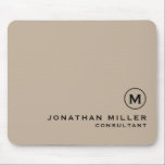 Moderne Minimal-Monogramm-Beige Mousepad<br><div class="desc">Moderne Minimal Monogram Name Custom Black Classic Block Typografie Solid Beige Mouse Pad. Dieses elegante beige Mousepad personalisieren Sie mit Ihrem Monogramm,  Namen,  Titel oder Text Ihrer Wahl.</div>