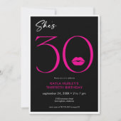 Moderne Minimal Pink Lips Sie ist 30 Geburtstag Einladung (Vorderseite)